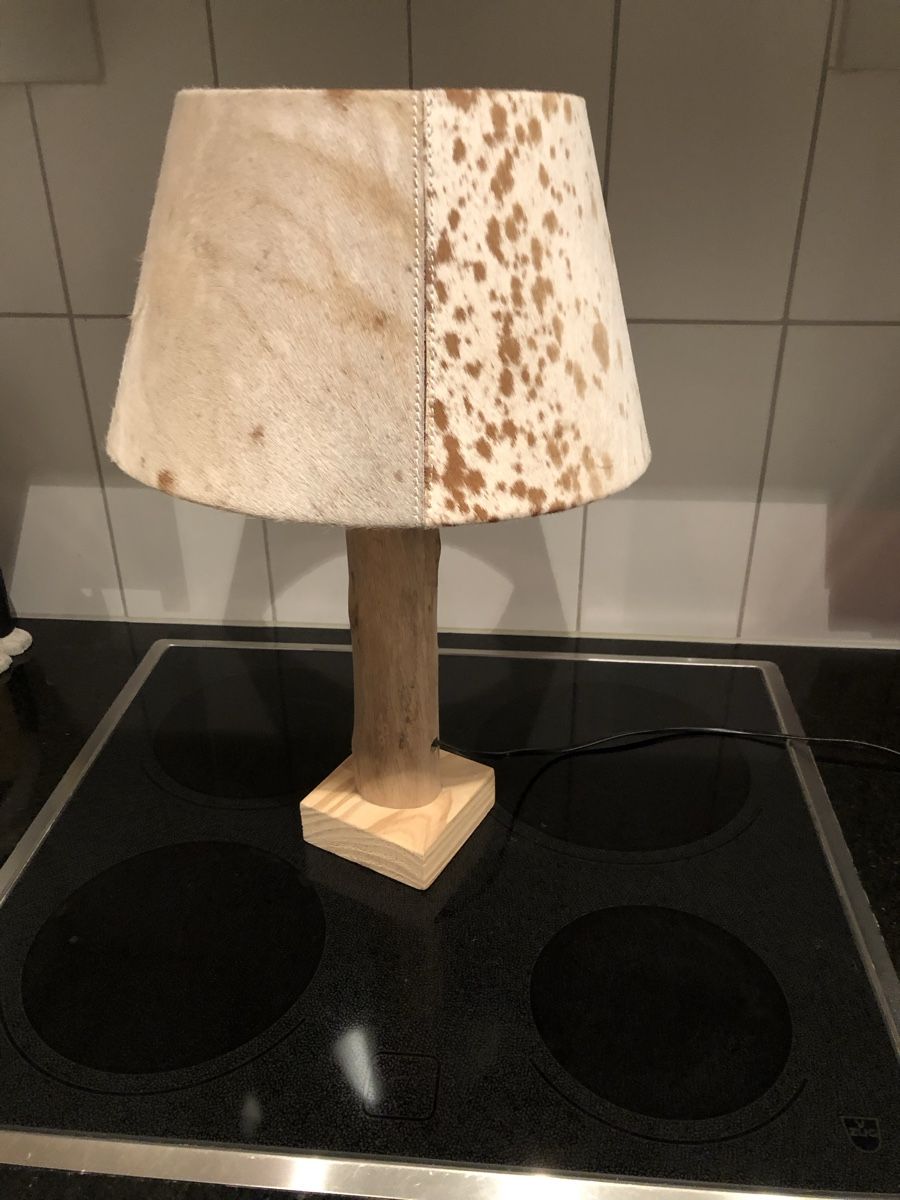 Lampade: Tischlampe mit Kuhfell – Usato da Muttenz venduto da Salina5 1