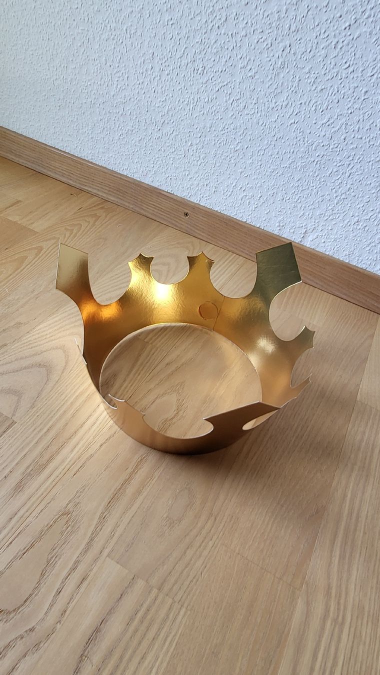 Tutte le decorazioni: Krone Goldfarben Papier  – Nuovo e nell'imballaggio originale da Muttenz venduto da Igma 1