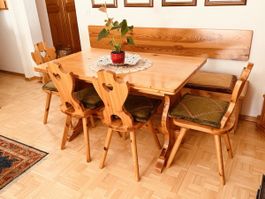 Charmante table en bois massif avec banc et chaises