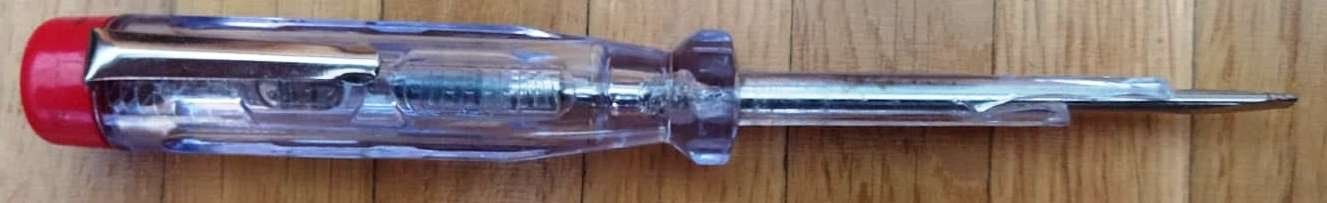 Tous les outils: Spannungsprüfer 100-250 Volt, transparent – D'occasion à Zürich par 1-2-3-Kaufen