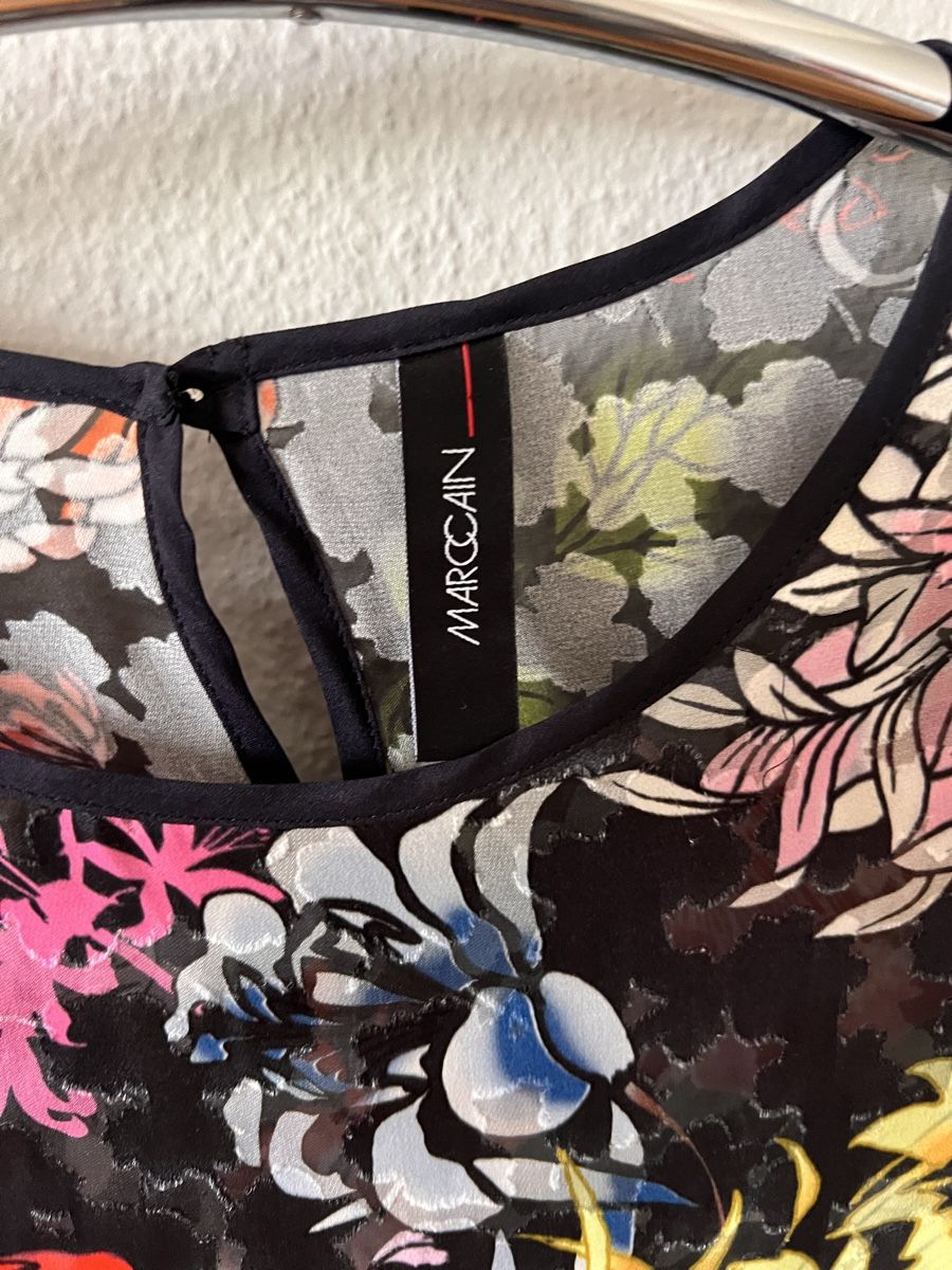 Marc Cain Chemisiers: Bluse Marc Cain, Gr. 36, schwarz mit farbigen Blumen – D'occasion à Solothurn par Brini06 1