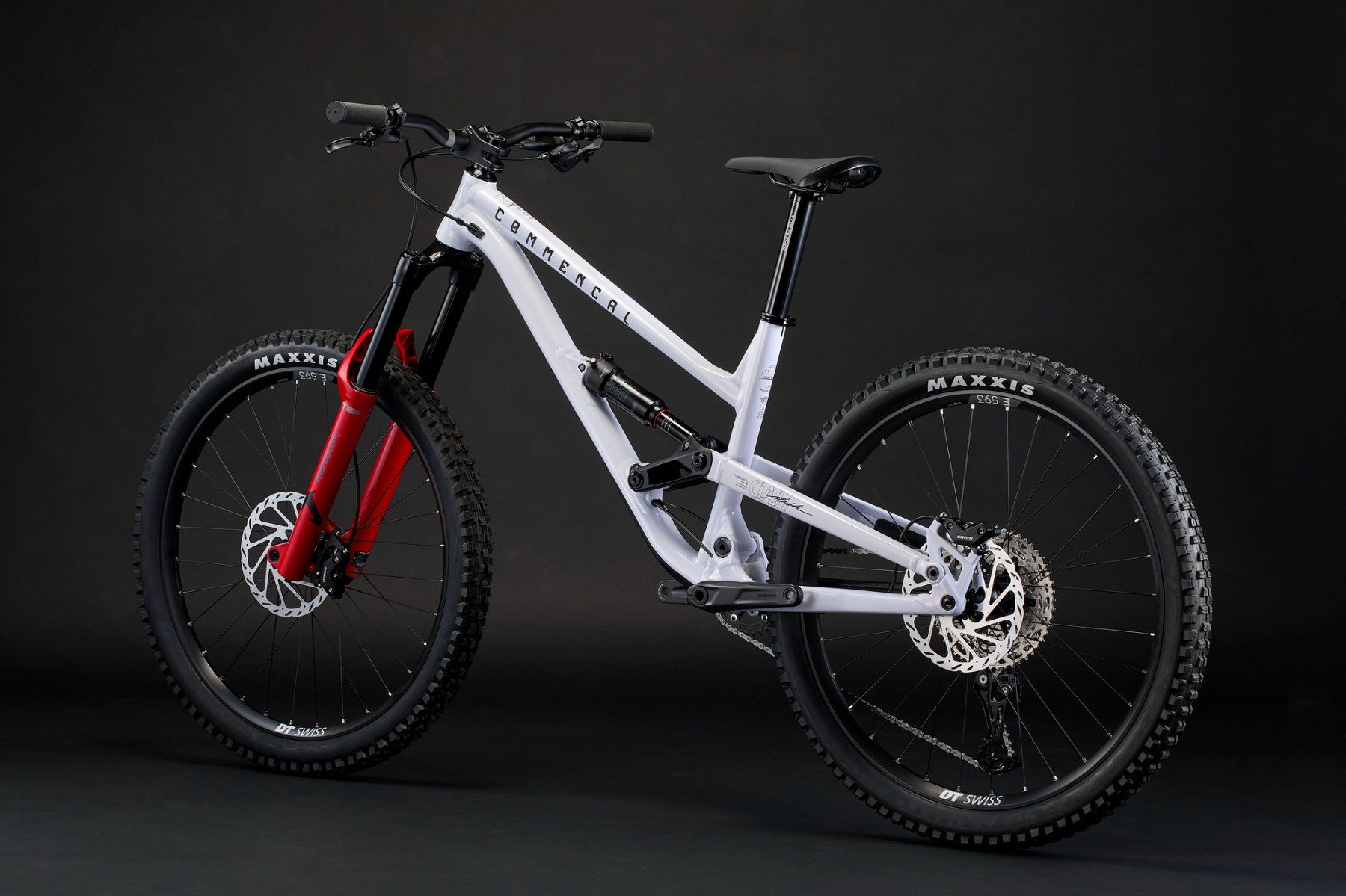 Commencal Biciclette: COMMENCAL CLASH MARZO PURE WHITE 2027 – Nuovo e nell'imballaggio originale da Lonay venduto da Malu-Bike 2