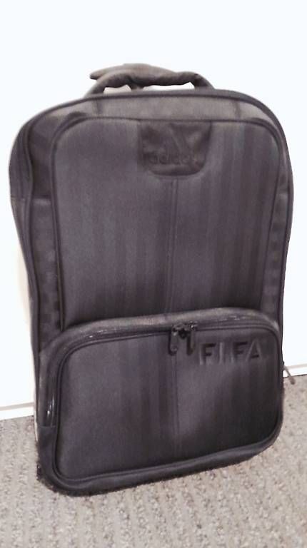 Adidas Reisekoffer: FIFA Adidas Reisekoffer, neu, schwarz – Neu und originalverpackt aus Schwerzenbach von Aura888
