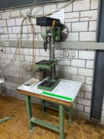 367 Werkstatttisch mit Standbohrmaschine aus Liquidation