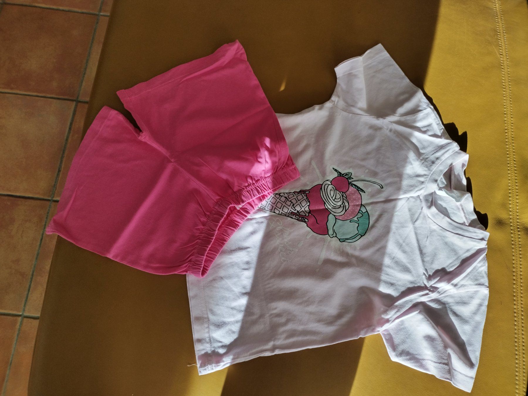 Lotti & Set di vestiti: Pyjama-Set für echte Eis- & Eiskönnigen Freundinen, 110-116 – Usato da Densbüren venduto da TutaLarsen 1