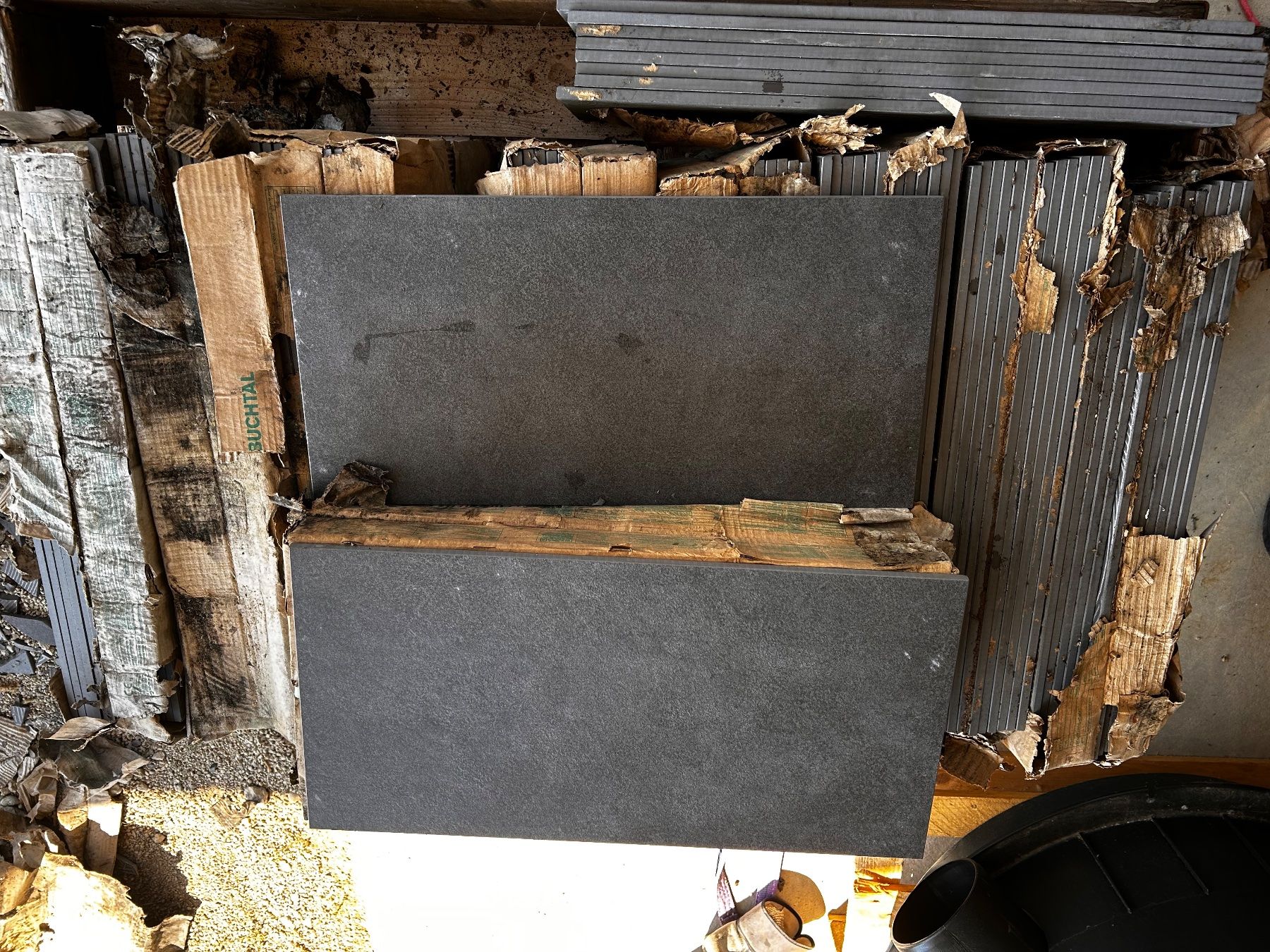 Bodenbeläge: Bodenplatten Feinsteinzeug / Carrelage de sol Anthrazit – Neu (gemäss Beschreibung) aus Emmenmatt von Guerkliblau 1