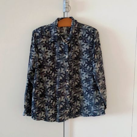 Sommerliche Damenbluse mit Blumenmuster, Grösse 38/M