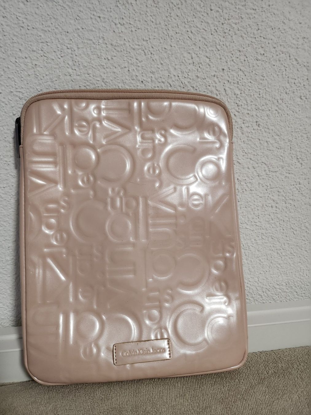 Calvin Klein Taschen für Damen: Calvin Klein Ipad Hülle – Gebraucht aus Kefikon TG von Livline
