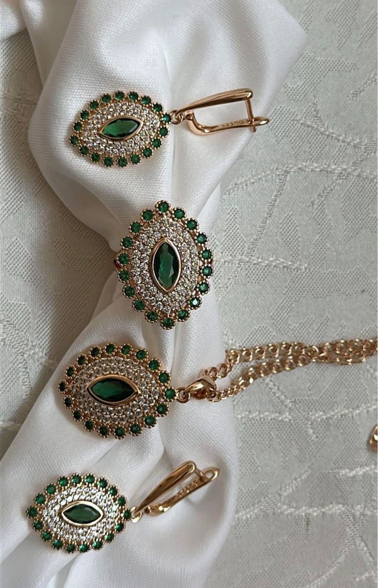 Sonstiger Schmuck: Ensemble bijoux plaqué or avec pierres vertes et blanches – Neu (gemäss Beschreibung) aus La Chaux-de-Fonds von Meliha2008