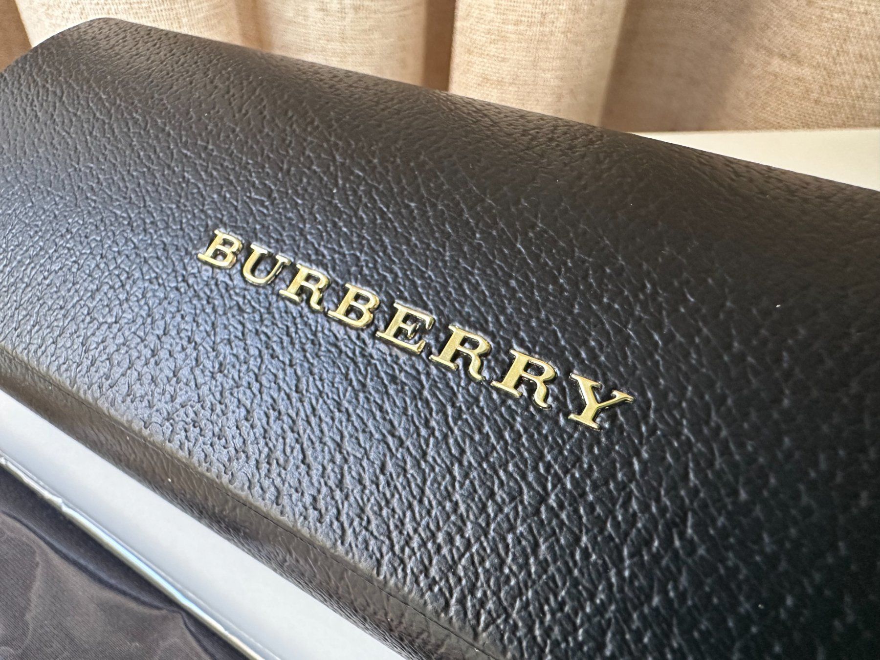 Burberry Sonstige Kleidung & Accessoires: BURBERRY - Étui pour lunettes + chiffon – Neu (gemäss Beschreibung) aus Genève von Reveur