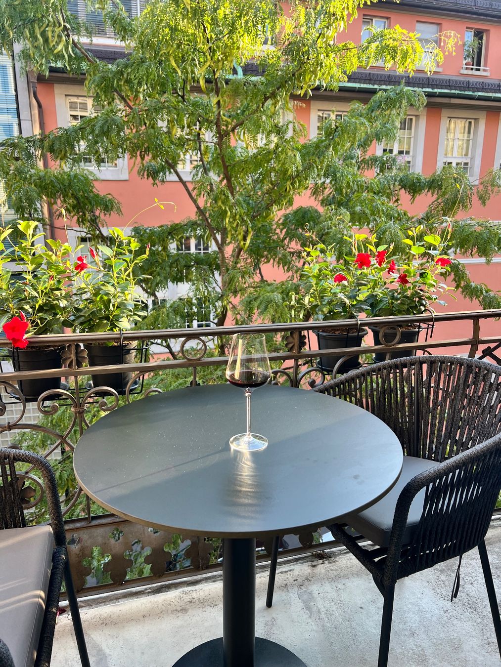 Kave Home Tavoli: Kave Home round outdoor table black – Usato da Horgen venduto da ver_nym9