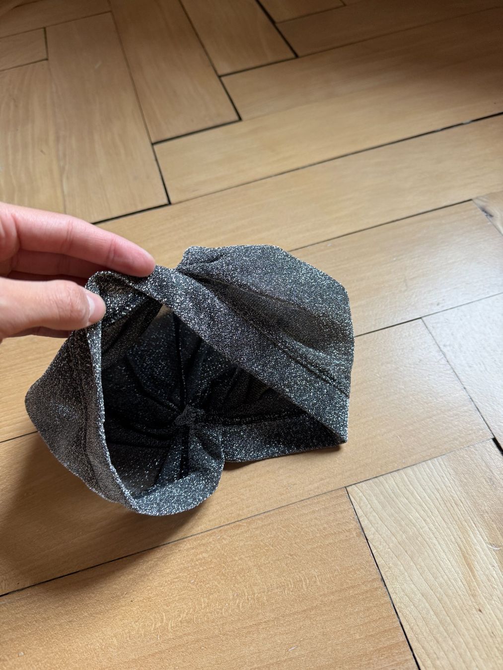 Chapeaux, bonnets & casquettes: ASOS - Mütze silbern glitzernd – D'occasion à Zürich par Diazaio 1