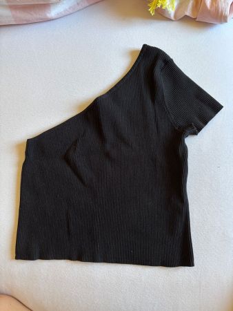 Schwarzes Oberteil