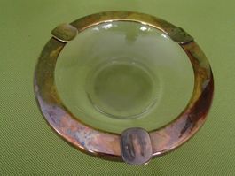 runder Glasaschenbecher mit Messingrahme