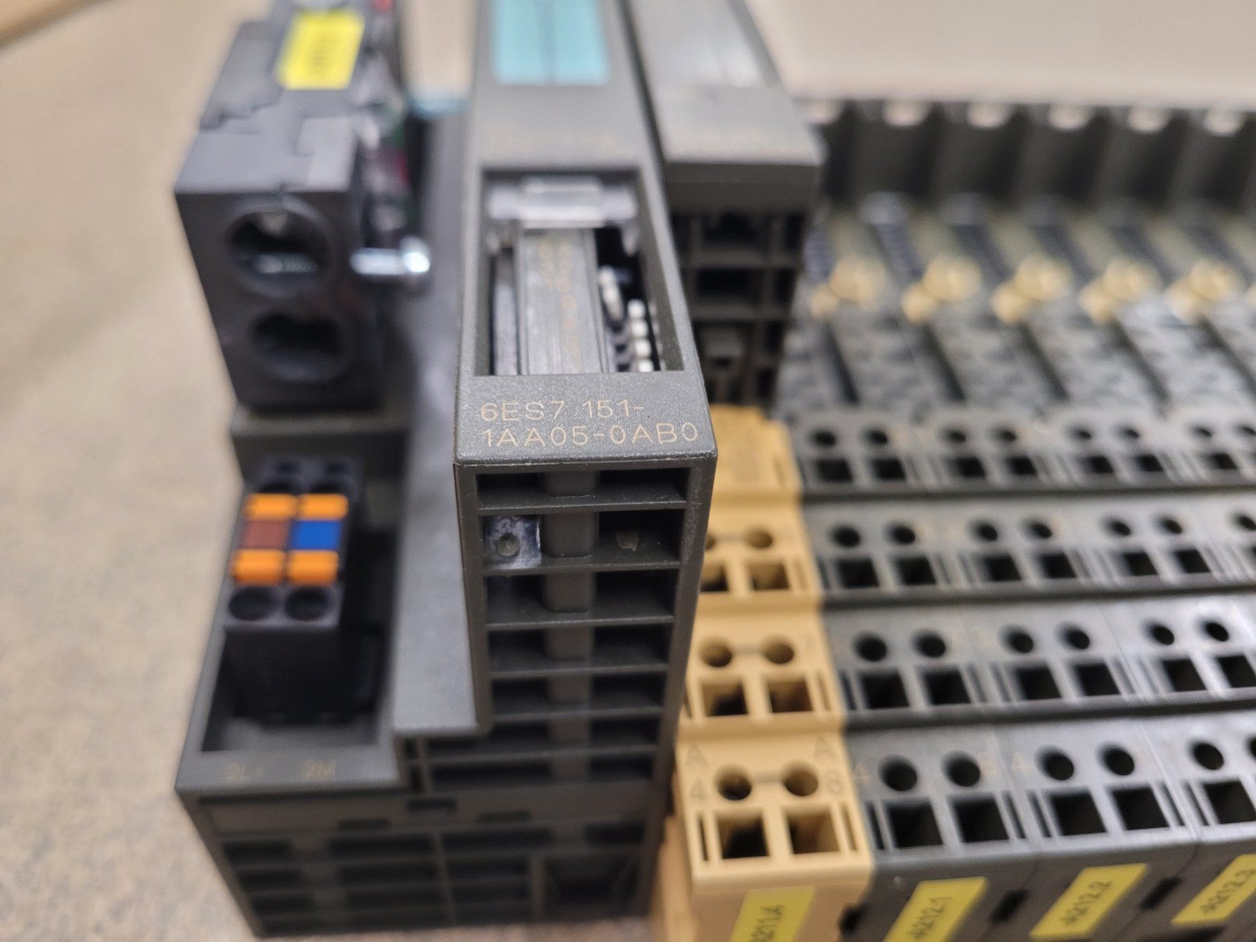 Siemens Componenti elettronici: Siemens SPS IM151 / PM-E DC24V / E02 6ES7 193-4CB20-0AA0 – Usato da Vitznau venduto da Night-Fire 4