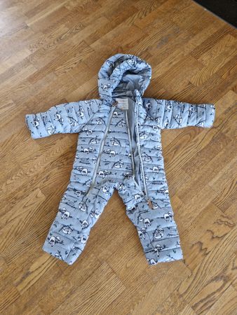 Süsser Schneeanzug mit Faultier-Motiv Gr. 86/92