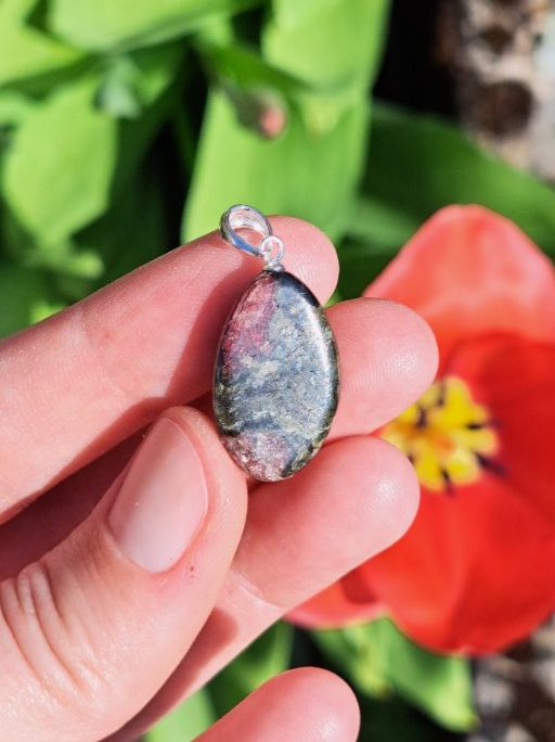 Anhänger: Granat Peridotit aus dem Tessin Anhänger – Neu und originalverpackt aus Richterswil von Viorella 2