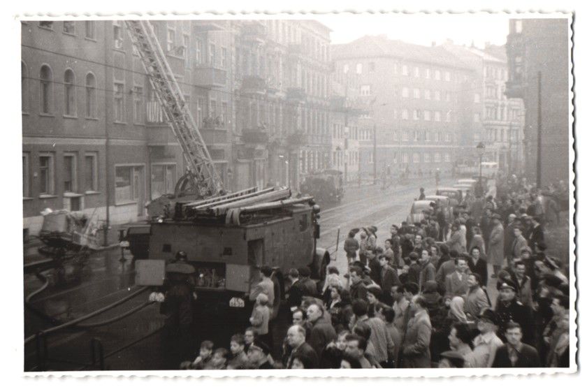 Fotografie & Manifesti: 4 Berlin-Friedrichshain, Feuerwehr-Einsa – Usato da Berlin venduto da bartko-reher