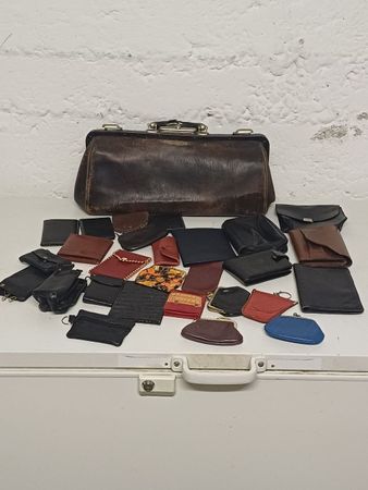 Vintage-Ledertasche und Geldbörsenkollektion