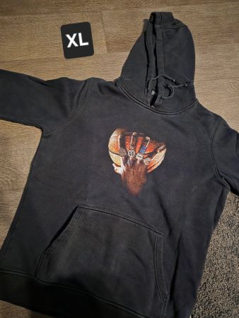 Kapuzenpullover schwarz mit Basketball Motiv Grösse XL