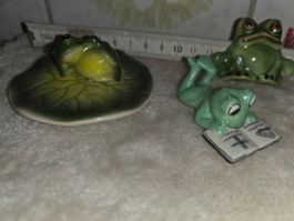 Petites figurines grenouilles porcelaine 3 piéces bon état