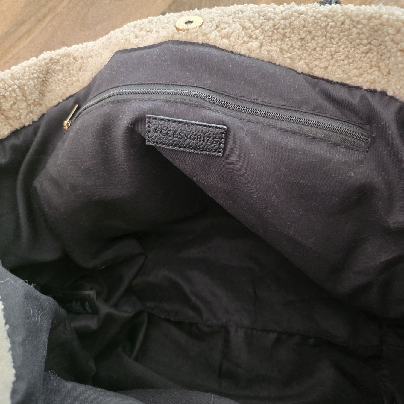Taschen für Damen: Tasche Schopper  Lammfellimitat beige   neuwertig – Neu (gemäss Beschreibung) aus Rheinsulz von Gilea 3