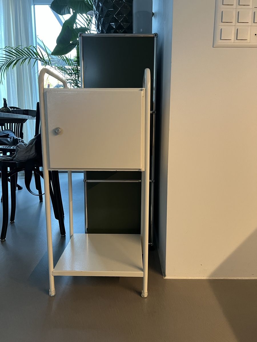 Comodini: Nachttisch, Beistellmöbel aus Metall – Usato da Wabern venduto da La-Vitrine 3