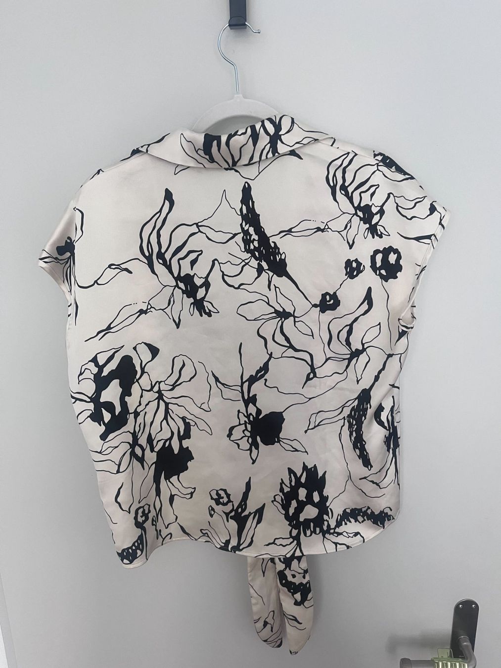 Camicette: White blouse with black flowers – Nuovo (secondo la descrizione) da Zürich venduto da kry_85p7 1