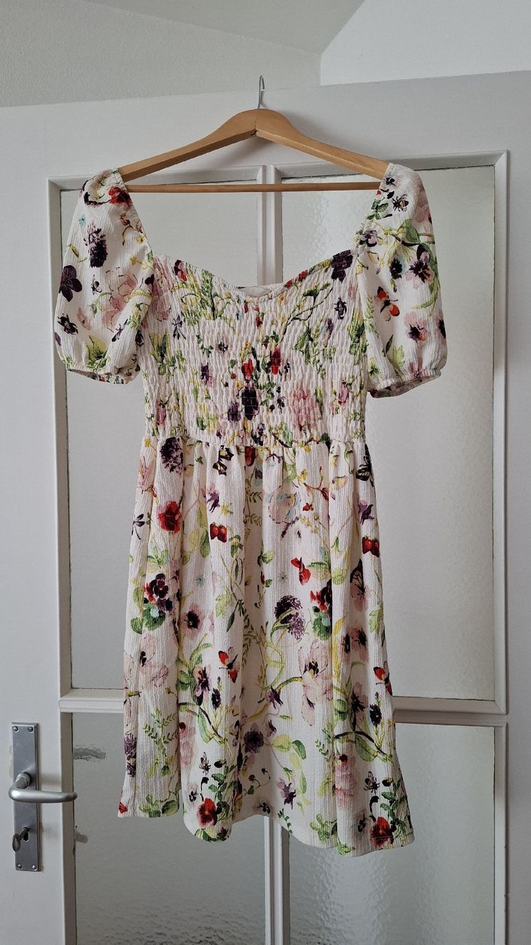 H&M Vestiti: Robe smockée à fleurs H&M – Nuovo (secondo la descrizione) da Vevey venduto da latessinoise