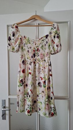 Robe smockée à fleurs H&M