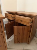 Deux tables de chevet en bois massif bon état