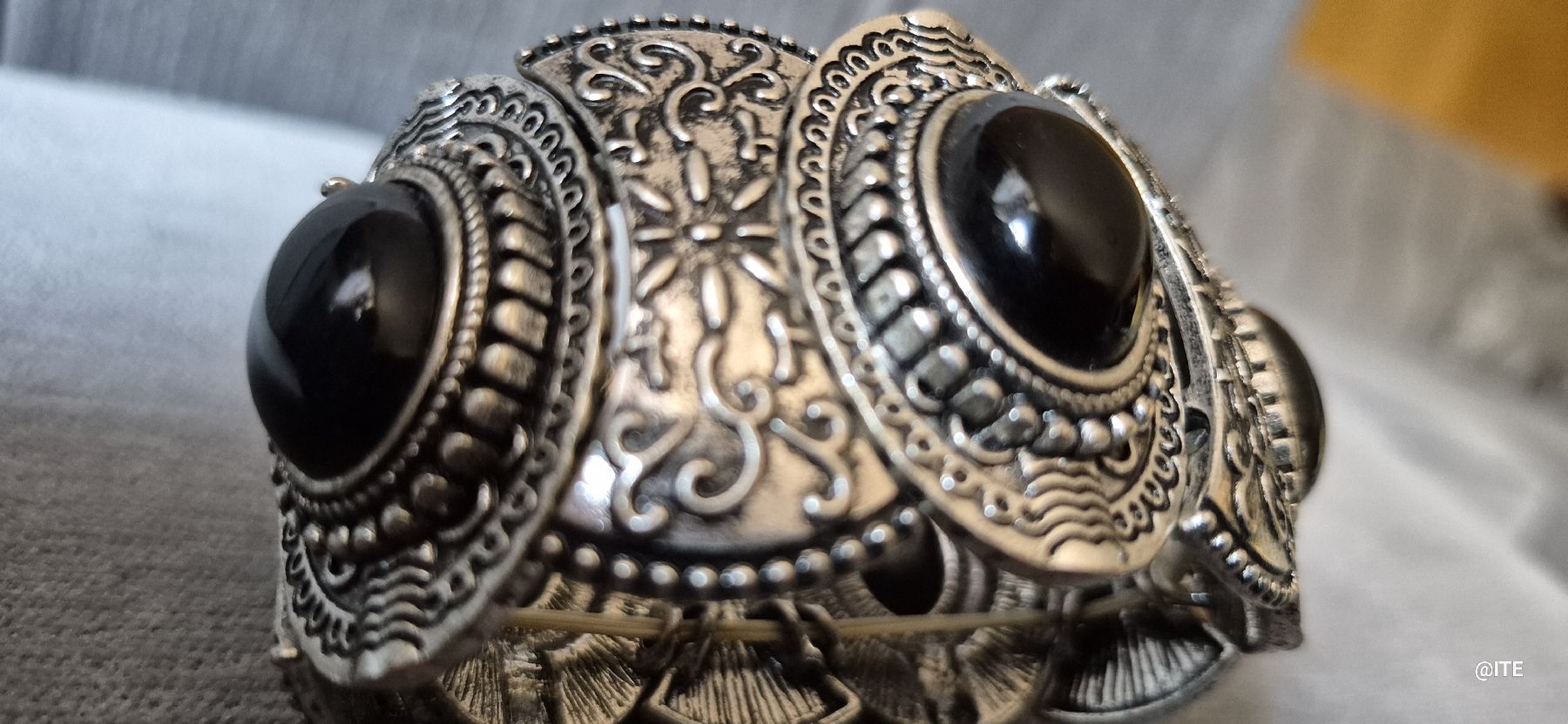 Armbänder & -reifen: Armband silberfarben mit schwarzen Steinen Elastisch – Gebraucht aus Pratteln von it2007