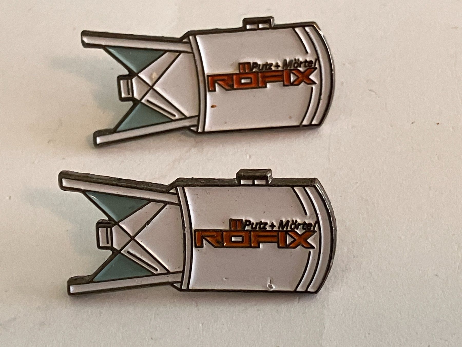 Placchette & Badge: 2 Pin Röfix Putz & Mörtel – Usato da Basel venduto da djwwpp