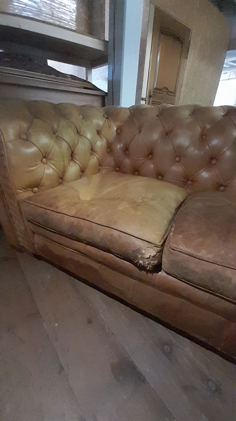 Chesterfield Divani: Chesterfield Sofa braun mit viel Patina – Usato da Hittnau venduto da v-v-onlineverkauf 5