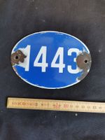 Hausnummer 1443 blaue Emailleschild mit Gebrauchsspuren