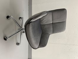 Drehstuhl mit grauem Samtbezug Fussgestell in Edelstahloptik