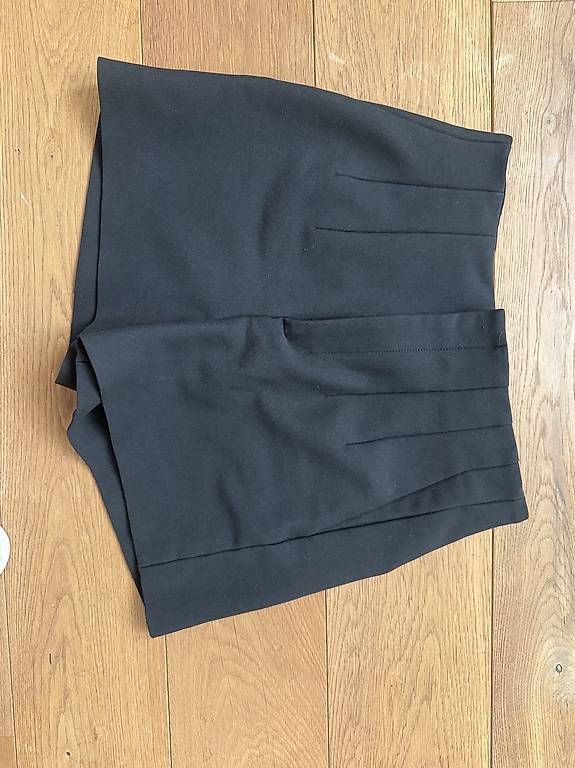 Pantalons: ZARA SCHWARZE SHORTS EU S – D'occasion à Goldach par jil_vnd8