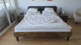 Massives Holz-Doppelbett mit 2 Nachtkonsolen 180cm x 200cm