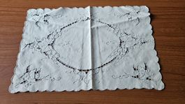Tovaglietta bianca ricamata in grigio 27x40 cm