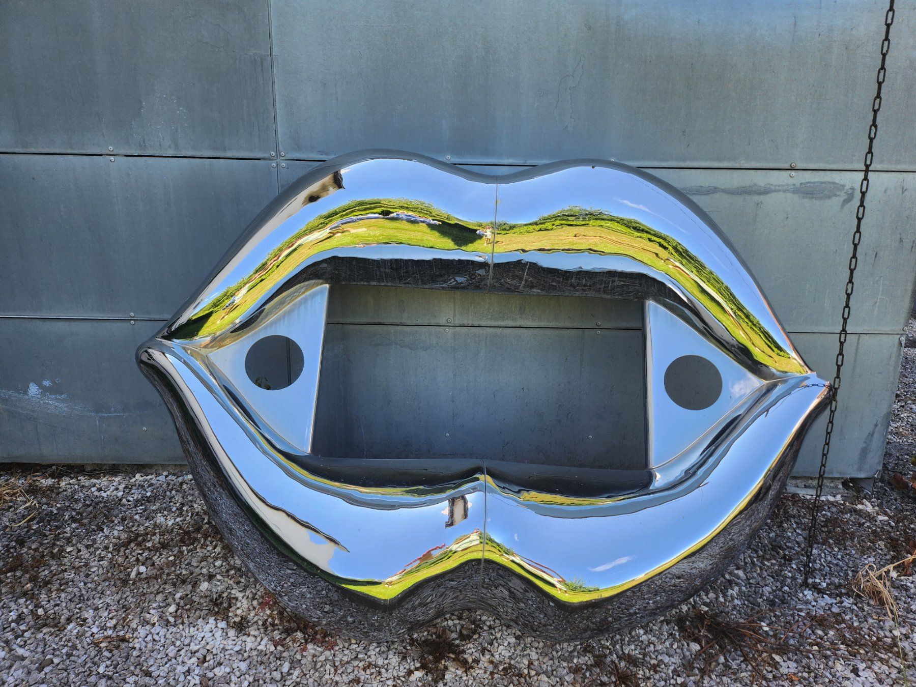Alle Dekorationen: Lippenskulptur Kunststoff stahlfarbig – Gebraucht aus Wilen bei Wollerau von ann_5wdx