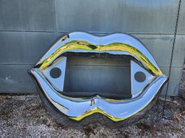 Lippenskulptur Kunststoff stahlfarbig