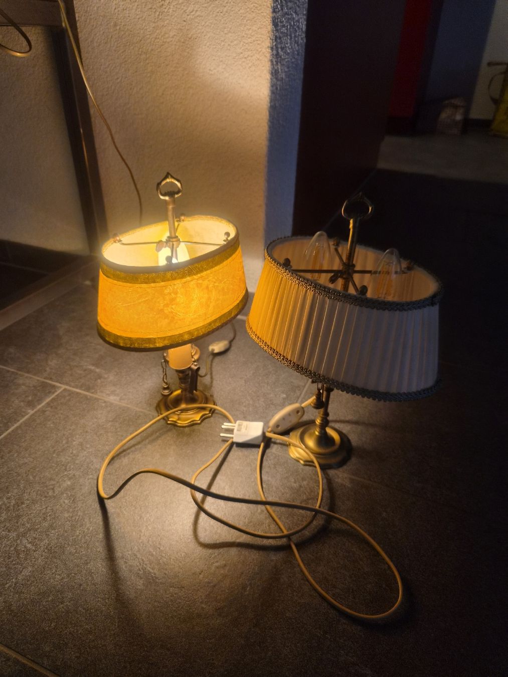 Lampade: 2 Antike Messing Tisch Lampen – Usato da Fislisbach venduto da LEMO_Motos