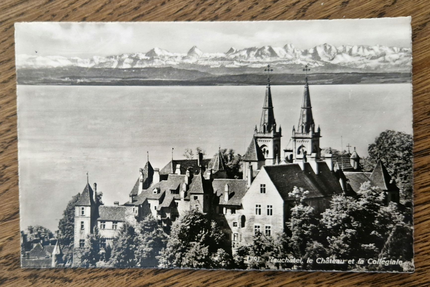 Cartes postales: Nechâtel, le Château et le Collegiale – D'occasion à Ebikon par Donar50