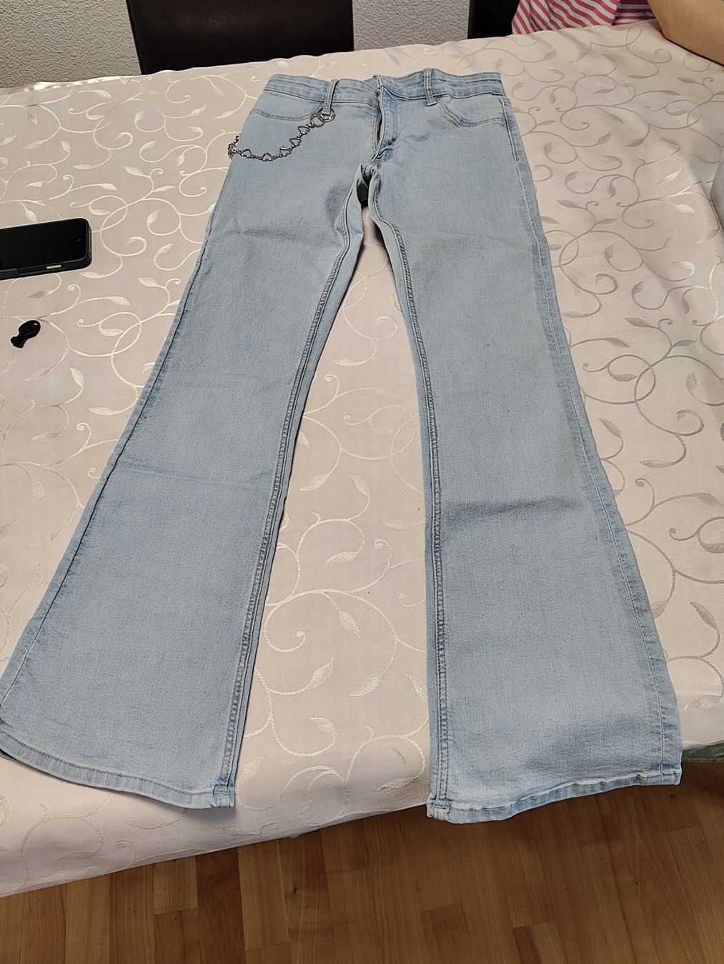 H&M Pantaloni: hellblaue Jeans Flared Leg mit Schmuck Gr 164 H&M – Usato da Brüttisellen venduto da kikaninchen79