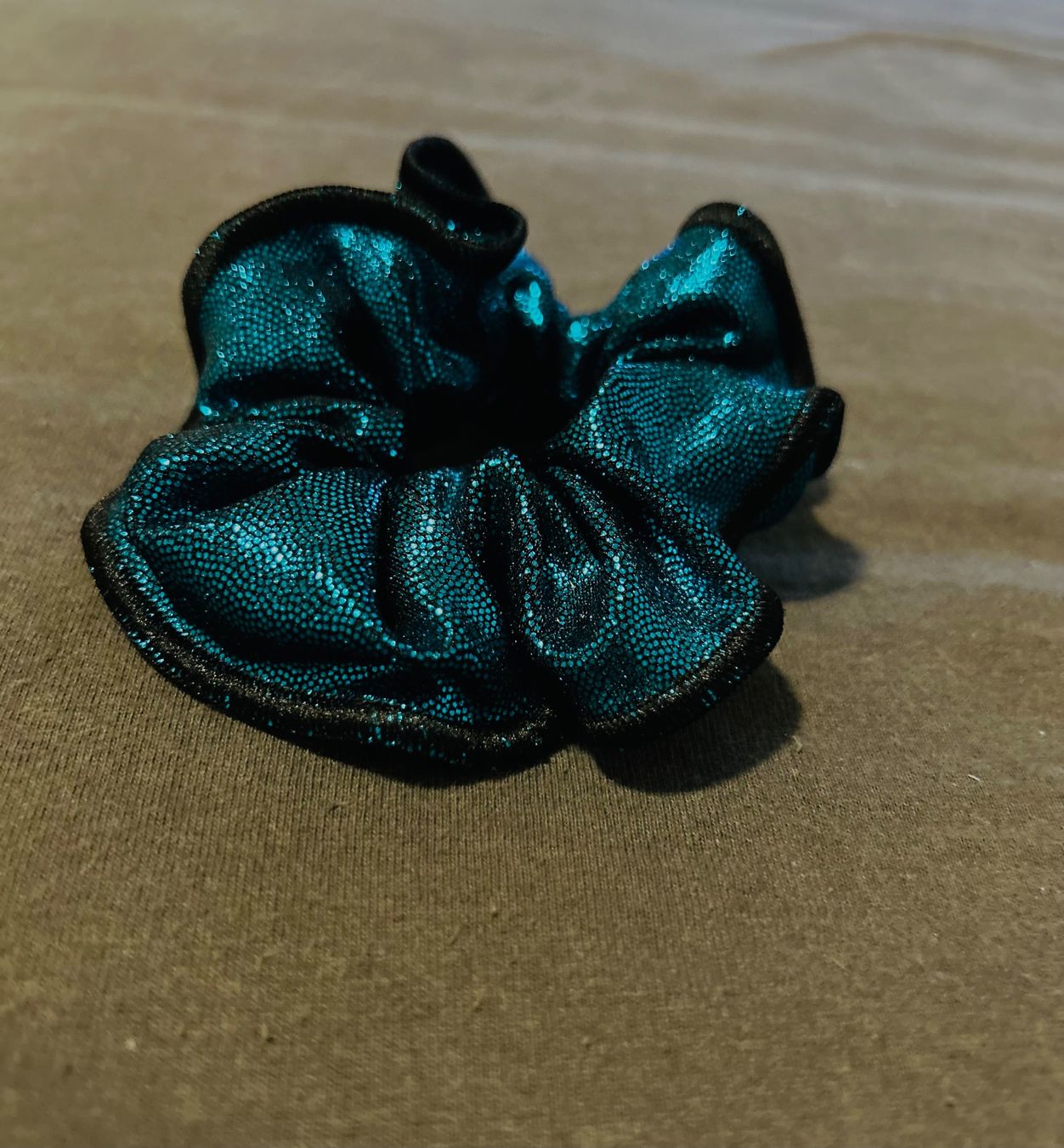 Accessori per capelli: Türkis glitzerndes Haargummi – Usato da Aeschi b. Spiez venduto da kim_28q9