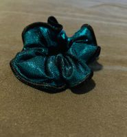 Türkis glitzerndes Haargummi