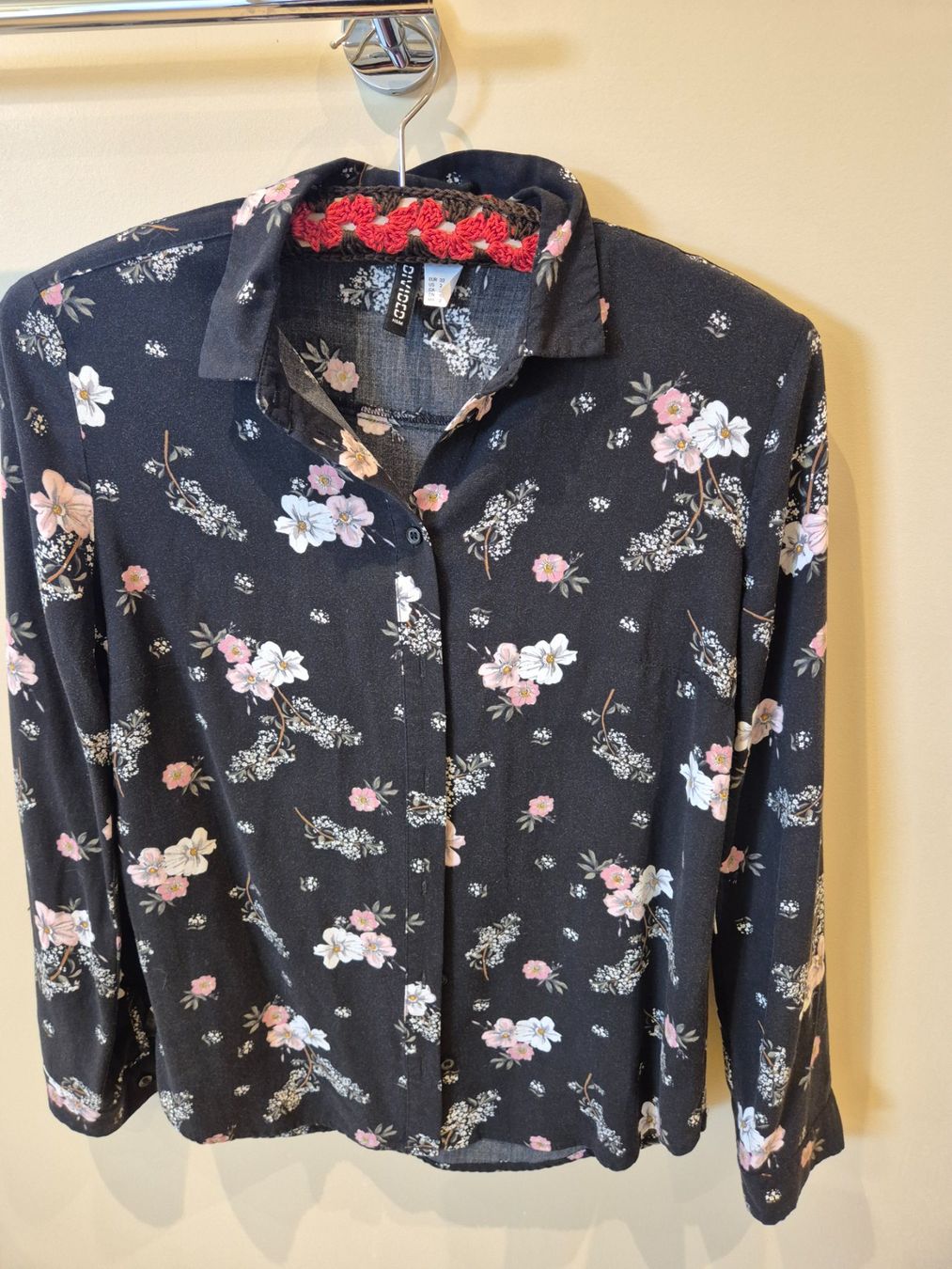 H&M Blusen: H&M Divided Bluse schwarz Blumenmuster Grösse 32 – Gebraucht aus Dietikon von grafad
