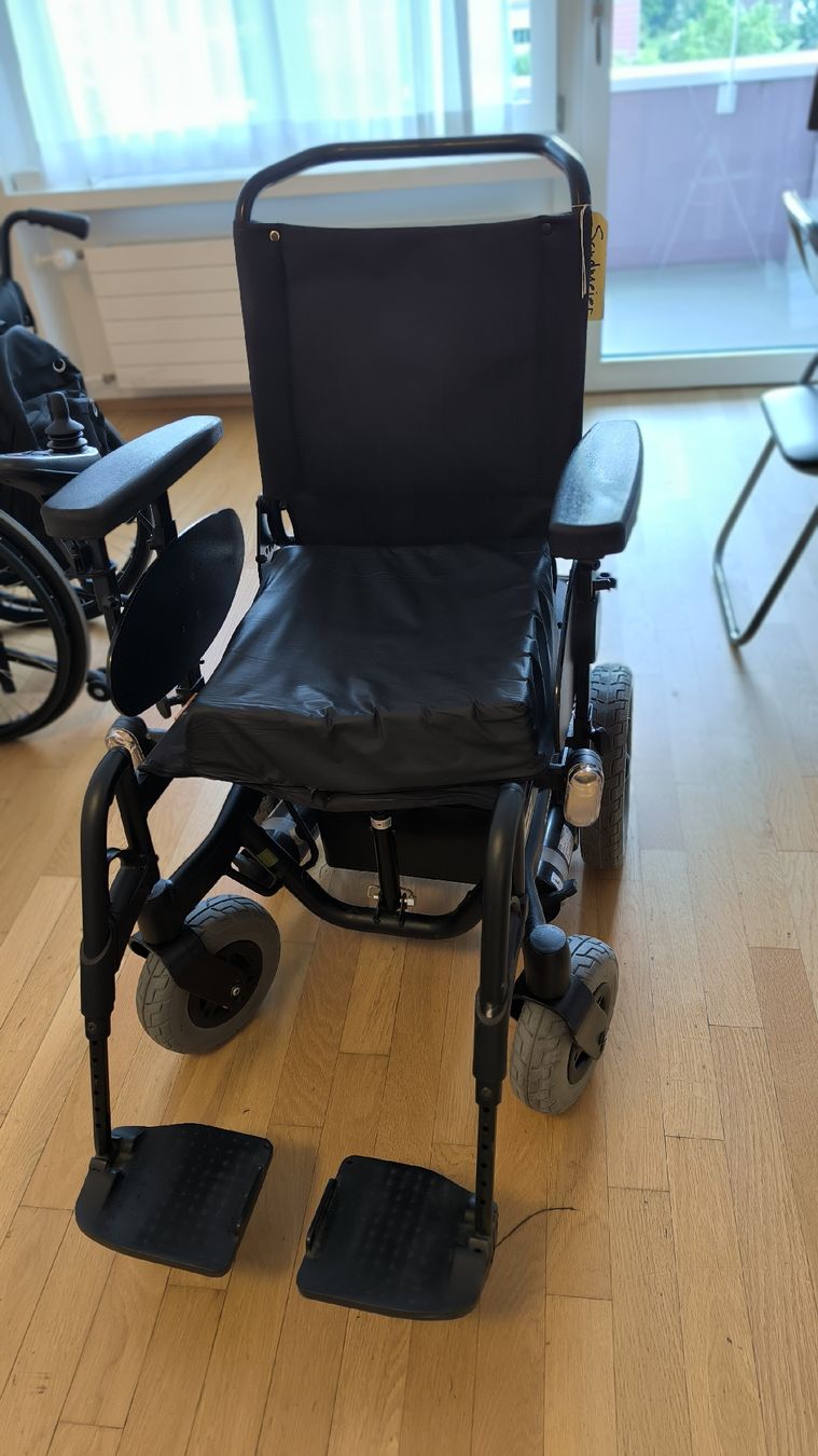 Sedie a rotelle: Meyra iCHAIR MC Basic 1.609 Elektrorollstuhl – Usato da Rudolfstetten venduto da Stoneleather 4