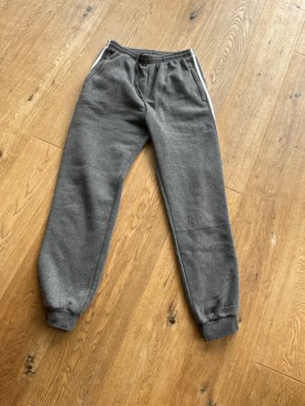 Graue Jogginghose mit Streifen, Grösse Grösse L..Top Zustand
