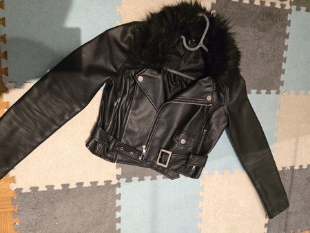 Schwarze Kunstlederjacke mit Fellkragen, Grösse S